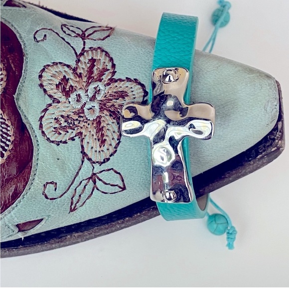 Source Unknown Jewelry - Women’s Turquoise Vegan Leather Bracelet Hammered Silver Cross
